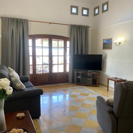 Beautiful 2 Bed, 2 Bath Detached With Private Pool In A Very Relaxed Area. Villa Playa Blanca (Lanzarote)